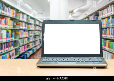 Laptop mit leeren Bildschirm auf Tisch mit blur Bücherregal Bibliothek Bildung und Technologie-Konzept. Stockfoto