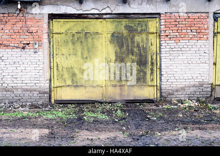 Alten gelb lackiert Metalltür in einer Vintage Grunge-Stil-Komposition. Stockfoto