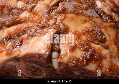 Rohe Lammschulter mit einem kleinen Schnitt getränkt in marinade Stockfoto