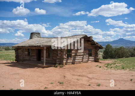 Abiquiú, New-Mexico: eine rustikale Blockhütte am Geist-Ranch, die ursprünglich für die 1991 Film "City Slickers". Stockfoto