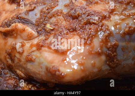 Rohe Lammschulter in einer saftigen Lamm marinade Stockfoto