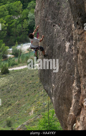 Klettern in der Huecar Schlucht, Cuenca, Spanien Stockfoto