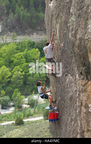 Klettern in der Huecar Schlucht, Cuenca, Spanien Stockfoto