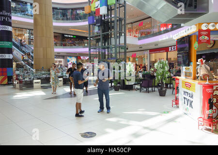 Burgas, Bulgarien - 23. Juni 2016: Burgas Mall Galleria das größte Einkaufszentrum in Bulgarien, welche Hunderte von Kunden und Touristen jeden Tag besuchen Stockfoto