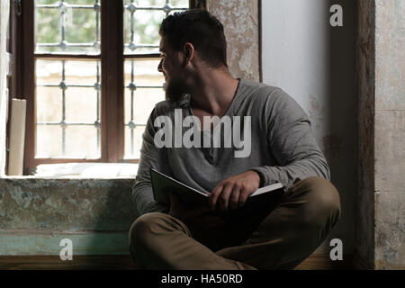 Bescheidenen muslimischer Mann liest den Koran In der Moschee Stockfoto
