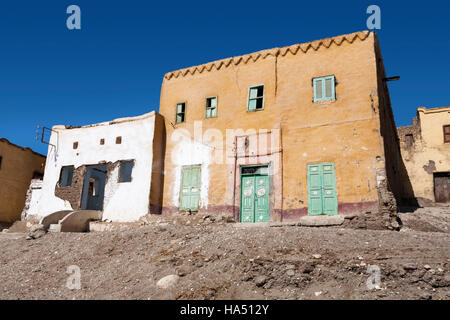 Einige verbleibende alte Häuser am Qurnet Murai am Westufer des Nils in Luxor, Oberägypten Stockfoto