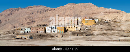 Panorama-Aufnahme von wenigen verbleibenden alten Häusern am Qurnet Murai am Westufer des Nils in Luxor, Oberägypten Stockfoto