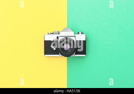 Vintage-Kamera auf farbigem Hintergrund. Retro-Stil getönt Bild. Minimalistische Konzept Stockfoto