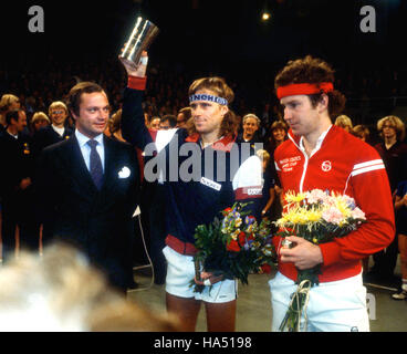 König CARL XVI. GUSTAF der schwedische König lobt den letzten Spieler von Stockholm Open 1980 Stockfoto