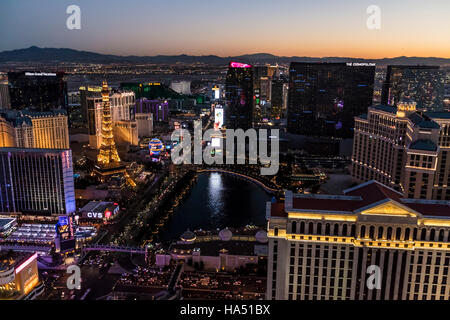 Luftaufnahme des Streifens in der Nacht, Las Vegas, Nevada, USA Stockfoto