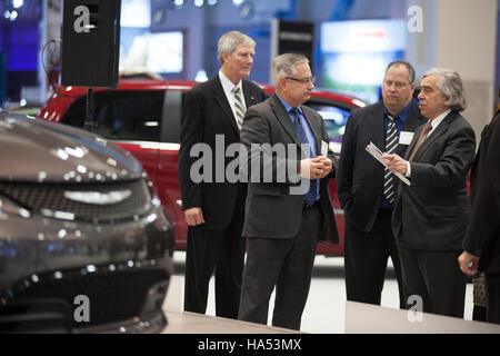 Dieses Bild zeigt eine Initiative des Energieministeriums zur Förderung der wissenschaftlichen Forschung, die sich auf Energieeinsparung, technologische Innovation und nachhaltige Praktiken konzentriert. Stockfoto