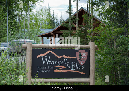 Nabesna Road in Wrangell-St. Der Elias-Nationalpark bietet Zugang zu abgelegenen Wildnisgebieten. Diese Route ist für die Forschung und Erhaltung in Alaska von entscheidender Bedeutung und bietet Einblicke in die Ökosysteme, geologischen Formationen und die Artenvielfalt des Parks. Stockfoto