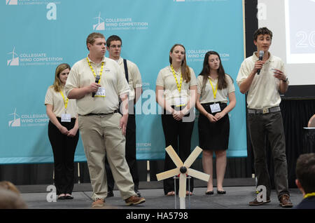 Das Energieministerium setzt die Umweltpolitik fort, die auf Nachhaltigkeit und Energieinnovation ausgerichtet ist. Ziel dieser Arbeit ist es, saubere Energiesysteme zu verbessern und kritische Fragen wie Klimawandel und Bewirtschaftung natürlicher Ressourcen anzugehen. Stockfoto