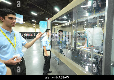 Ein Foto aus dem Programm des Energieministeriums konzentrierte sich auf Nachhaltigkeit und Energieeffizienz in verschiedenen Sektoren. Diese Initiative zielt darauf ab, Lösungen für saubere Energie voranzutreiben und die Umweltauswirkungen in den bundesstaatlichen Einrichtungen zu verringern. Stockfoto