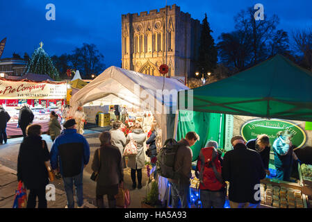 Bury St. Edmunds Weihnachtsmarkt Angel Hill, Blick auf die Stände der Bury St. Edmunds Weihnachtsmesse auf Angel Hill, Suffolk, Großbritannien. Stockfoto