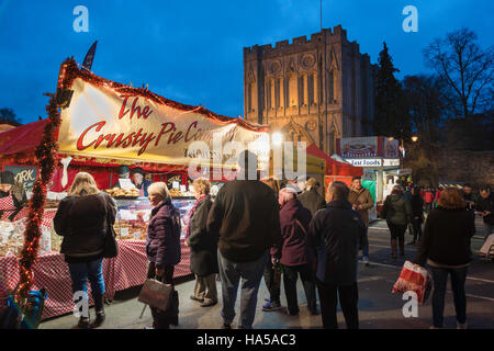 Bury St. Edmunds Weihnachtsmarkt, Blick auf die Menschen, die Stände in der Bury St Edmunds Weihnachtsmarkt auf Angel Hill, Suffolk, Großbritannien. Stockfoto