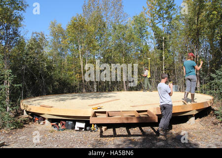 Der Lake Clark National Park und Preserve in Alaska bietet eine atemberaubende Landschaft mit vulkanischem Gelände, Gletschern und einer reichen Tierwelt. Der Park ist bekannt für seine abgelegene Schönheit und bietet Aktivitäten im Freien wie Wandern, Angeln und Wildtieren. Stockfoto