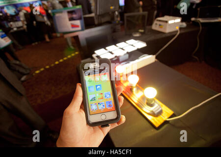 Das Energieministerium setzt die Forschung im Bereich Energietechnologien fort und konzentriert sich auf die Entwicklung sauberer, effizienter Lösungen zur Bekämpfung des Klimawandels und zur Verringerung der CO2-Emissionen. Stockfoto