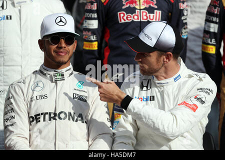 Mercedes Lewis Hamilton und McLaren Fahrer Jenson Button vor dem Grand Prix von Abu Dhabi auf dem Yas Marina Circuit in Abu Dhabi. Stockfoto