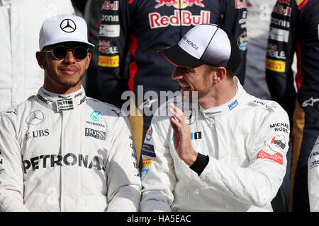 Mercedes Lewis Hamilton und McLaren Fahrer Jenson Button vor dem Grand Prix von Abu Dhabi auf dem Yas Marina Circuit in Abu Dhabi. Stockfoto