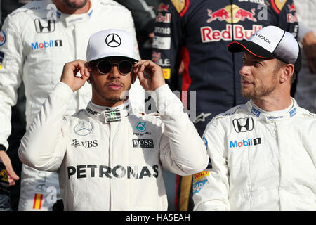 Mercedes Lewis Hamilton und McLaren Fahrer Jenson Button vor dem Grand Prix von Abu Dhabi auf dem Yas Marina Circuit in Abu Dhabi. Stockfoto