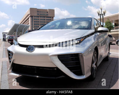Der Toyota Mirai ist ein Wasserstoff-Brennstoffzellenfahrzeug, das Innovationen in der Technologie sauberer Energie repräsentiert und ökologische Nachhaltigkeitsziele unterstützt. Stockfoto