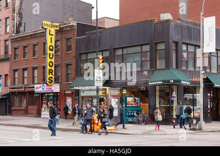 Günstige Spirituosen auf der 14th Street und Eighth Avenue, Manhattan, New York City, Vereinigte Staaten von Amerika. Stockfoto