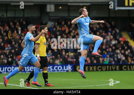 Stoke City Charlie Adam (rechts) feiert scoring seiner Seite das erste Tor des Spiels während der Premier-League-Spiel am Vicarage Road, London. Stockfoto