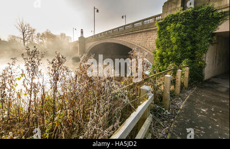 Die Kingsway-Brücke in Latchford, Warrington auf einen kalten/Nebel/frostigen Samstagmorgen im November. Stockfoto