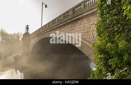 Die Kingsway-Brücke in Latchford, Warrington auf einen kalten/Nebel/frostigen Samstagmorgen im November. Stockfoto