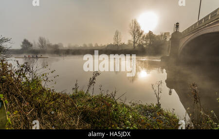 Die Kingsway-Brücke in Latchford, Warrington auf einen kalten/Nebel/frostigen Samstagmorgen im November. Stockfoto