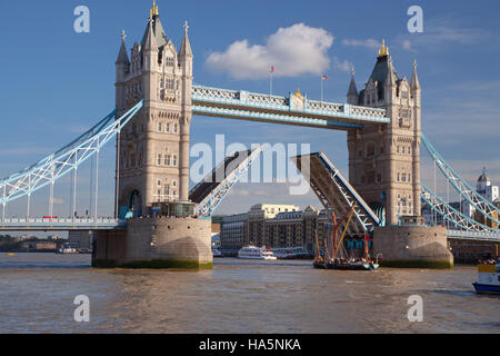 Tower Bridge River Thames London Sommer öffnen Stockfoto