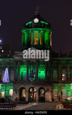 Liverpool Town Hall zu Weihnachten mit Farbwechsel Lampen beleuchtet. Stockfoto