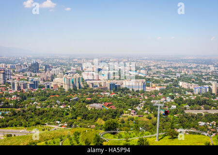 Blick über die Skyline von Almaty und Seilbahn, Kasachstan Stockfoto