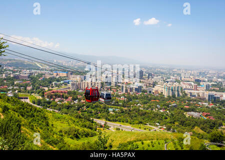 Blick über die Skyline von Almaty und Seilbahn, Kasachstan Stockfoto