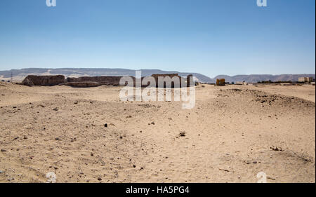 Panorama-Aufnahme des massiven Schlamm Ziegel Gehäuses von König Khasekhemwy der 2. Dynastie in Shunet el Zebib, Abydos Mittelägypten Stockfoto