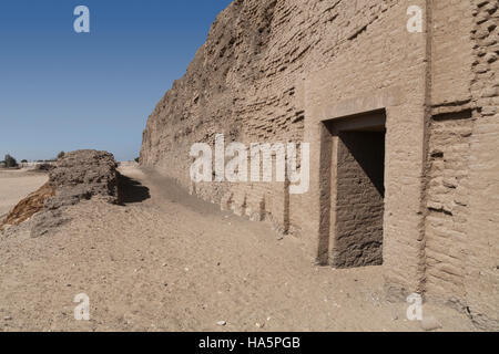 Tür am massiven Schlamm Brick Gehäuse von König Khasekhemwy der 2. Dynastie in Shunet el Zebib, Abydos Mittelägypten Stockfoto