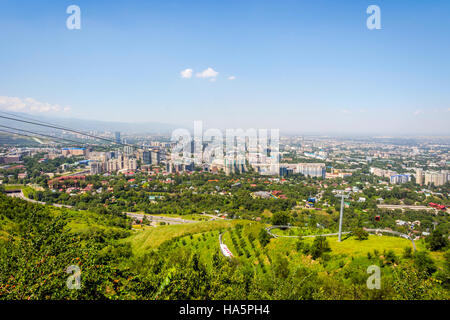 Blick über die Skyline von Almaty und Seilbahn, Kasachstan Stockfoto