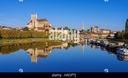 Auxerre Im Burgund - Auxerre, Kathedrale und Fluss Yonne, Burgund Stockfoto