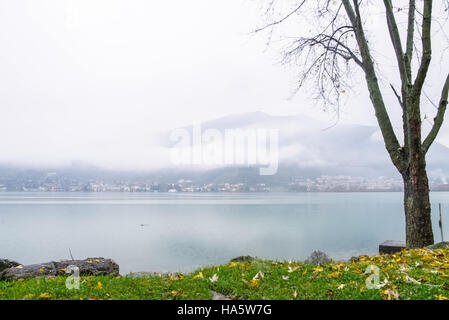 Regnerischen Tag auf dem See im Herbst Stockfoto