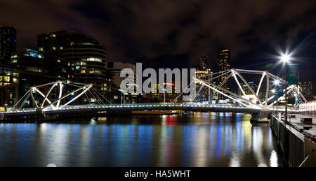 MELBOURNE, Australien - 31. Oktober 2016: Seeleute Brücke über den Fluss Yarra in Melbourne, Victoria, Australien. (Panoramablick Nachtansicht) Stockfoto