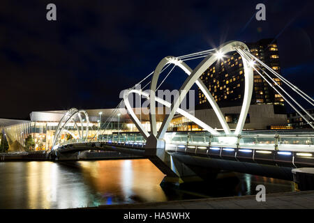 Seeleute-Brücke in Melbourne, Victoria, Australien. Über den Yarra River in Richtung Melbourne Convention Centre angesehen Stockfoto
