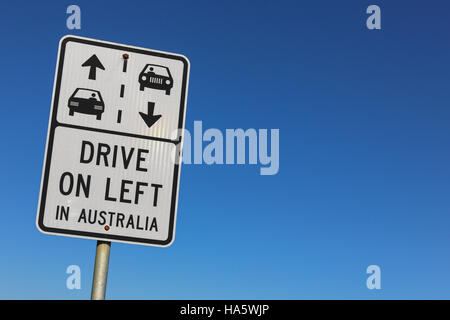 Fahren Sie links in Australien Autokennzeichen vor einem strahlend blauen Himmel mit textfreiraum auf der rechten Seite Stockfoto