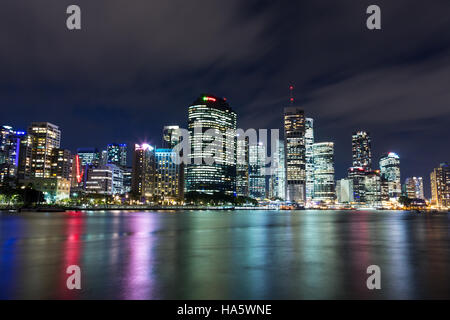 Nächtliche Skyline der Stadt Brisbane mit bunten Reflexionen im Fluss Stockfoto