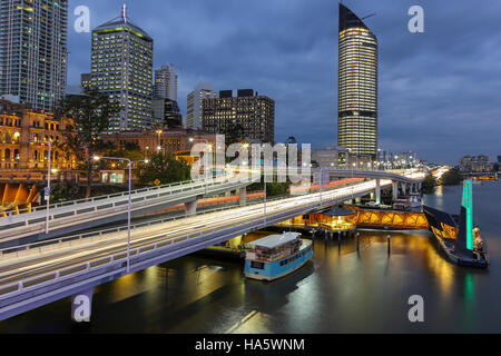 Brisbane Stadtautobahn M3 in der Nacht mit Scheinwerfer Streifen Stockfoto