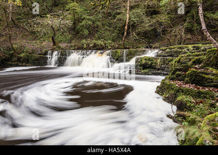 Fließgewässer in Wasserfall Land der Brecon Beacons in Wales. Stockfoto