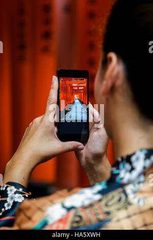 Nicht identifizierte Frau am Gehweg in Fushimi Inari Schrein in Kyoto, Japan. Stockfoto