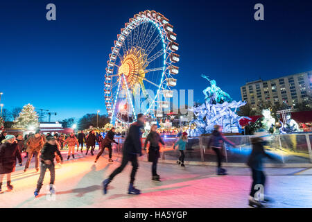 Eisbahn am traditionellen Weihnachtsmarkt am Alexanderplatz in Mitte Berlin Deutschland 2016 Stockfoto