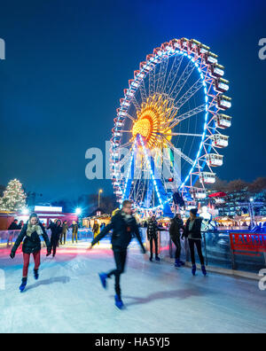 Eisbahn am traditionellen Weihnachtsmarkt am Alexanderplatz in Mitte Berlin Deutschland 2016 Stockfoto