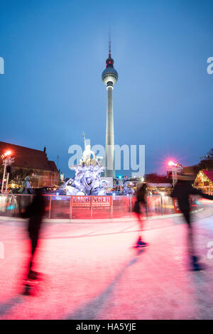 Eisbahn am traditionellen Weihnachtsmarkt am Alexanderplatz in Mitte Berlin Deutschland 2016 Stockfoto
